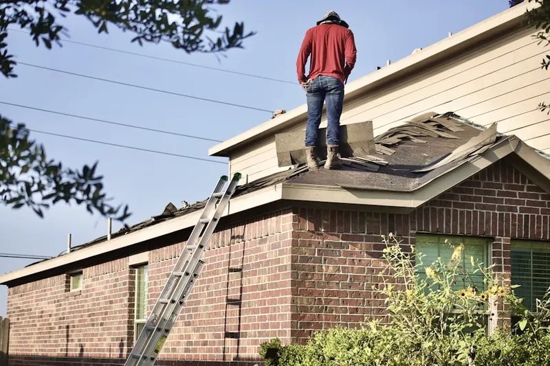 Professional roofer working on a residential roof in Parc du Bois